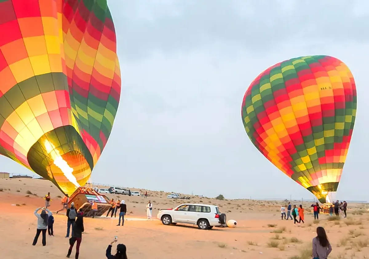 Hot air balloon over the Dubai desert at sunrise, Standard Flight